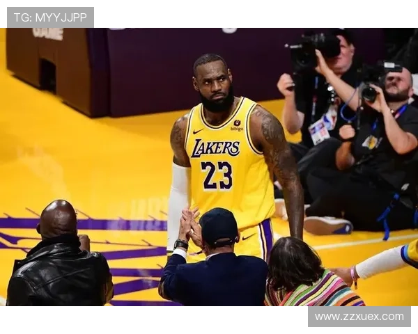 詹姆斯复出带队击败雄鹿，湖人展现强大阵容实力迎接新赛季挑战